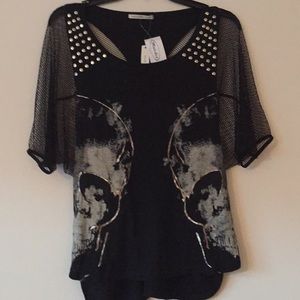 Mesh sleeves with skulls black tee